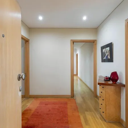 4 Bedrooms Apartment