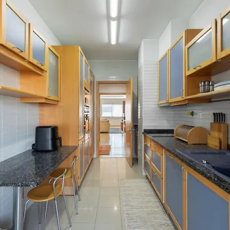Apartment 4 Bedrooms *