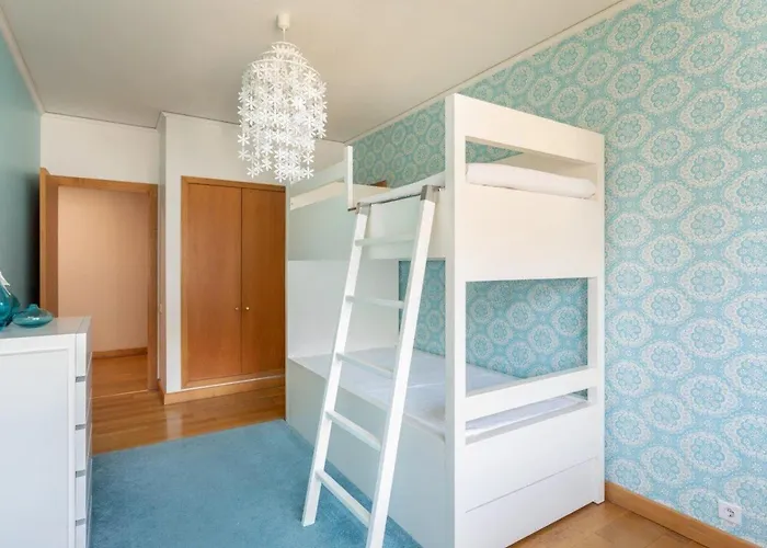 4 Bedrooms Lägenhet