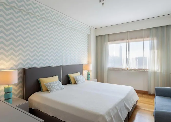 4 Bedrooms Lägenhet Oporto